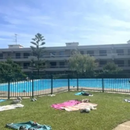 In Complex With Pool And Tennis Court 아파트 *